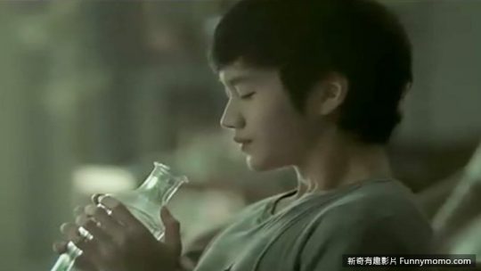 男主角將他的呼吸與味道裝進玻璃瓶