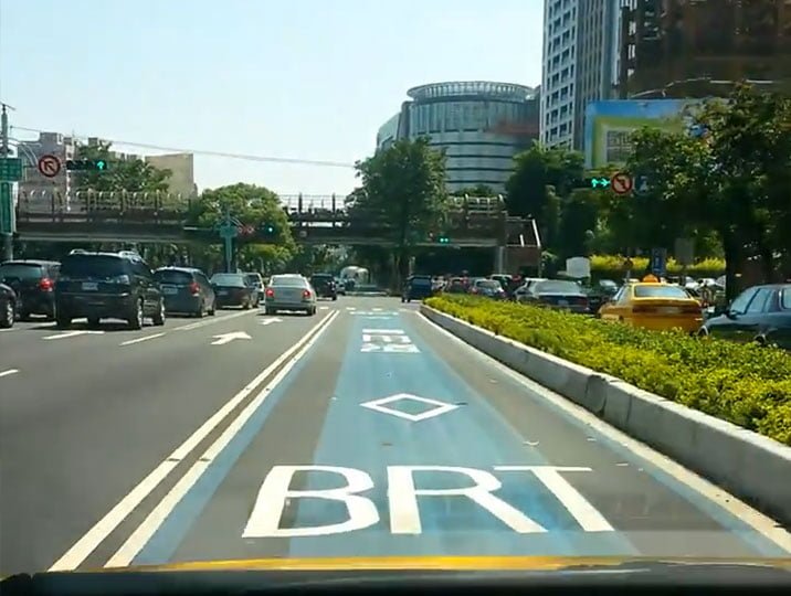 無視地上標識而行駛於BRT車道