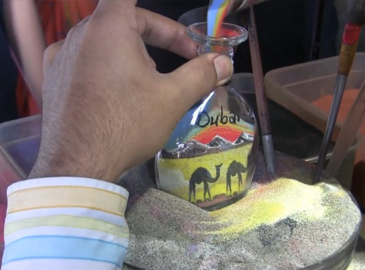 ▼ 完成駱駝後將彩色的沙置入瓶中