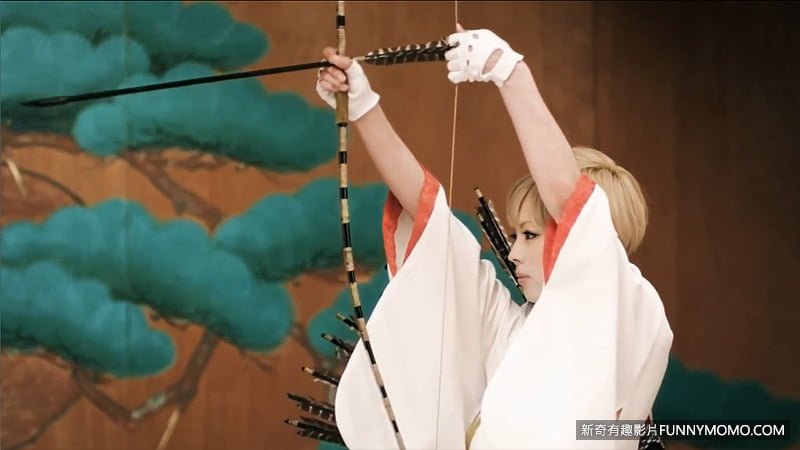 引經據典的日本弓道射姿勢，拉滿弓時優美典雅。