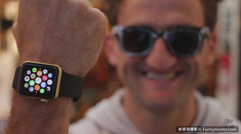 紐約電影導演CaseyNeistat得意的秀出自己的作品-金色Apple Watch